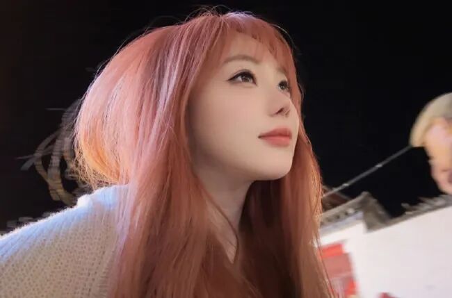 “写真一姐”刘飞儿抖音首秀,暂未签约任何公会,直播人气数千人(图5)