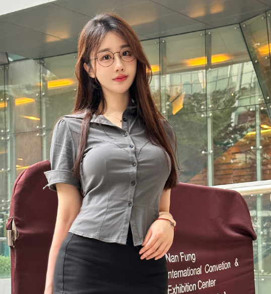 擦边起家“装正经”讲课?轩子巨2兔转型讲师,半夜偷偷在B站开播(图1)