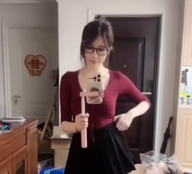 擦边起家“装正经”讲课?轩子巨2兔转型讲师,半夜偷偷在B站开播(图4)