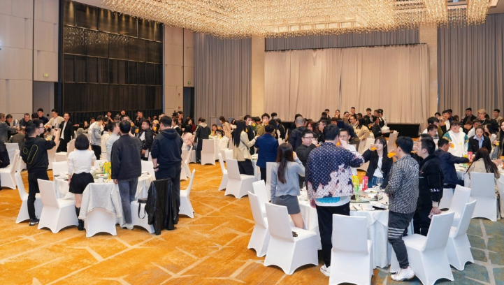 各公会抢主播模式开启，天晓率先响应YY新政策，电母星儿签约首秀(图1)