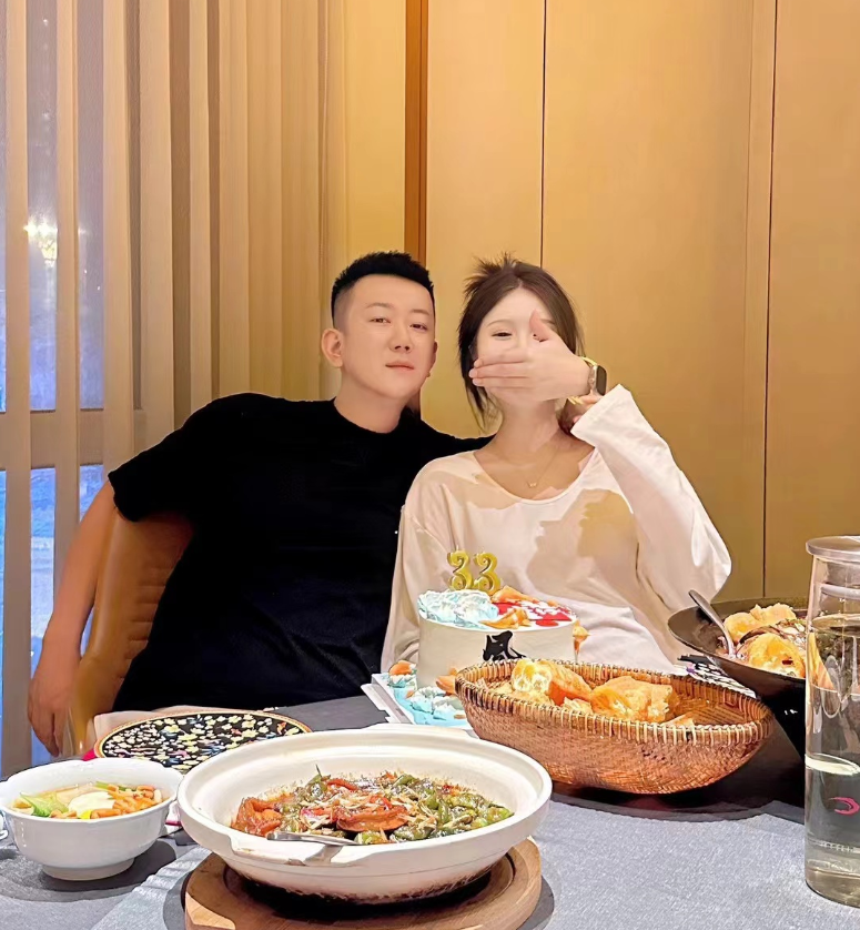 韩雅乐生日聚餐,沈美嘉即将生产,祸不单行,美女主播星妹妹家又失火!(图2)