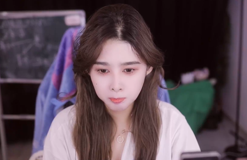 请尊重我的擦边,女主播退鱼放飞自我,挑衅超管不扣分就解扣子(图1)