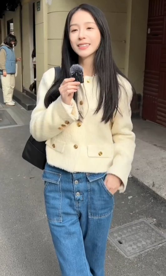 接受街头采访引发关注,周二珂否认要去相亲,澄清并不喜欢胖子(图6)