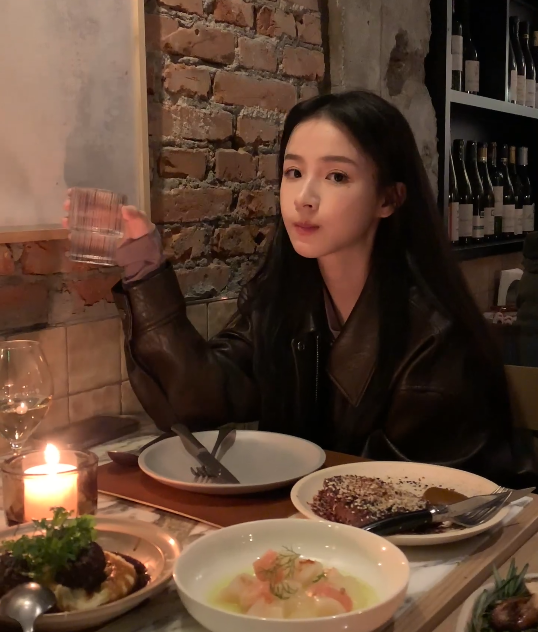 接受街头采访引发关注,周二珂否认要去相亲,澄清并不喜欢胖子(图7)