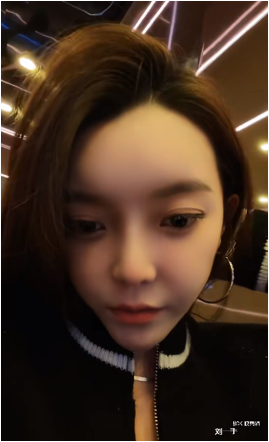 崔阿扎回应被催婚，得先有男朋友，木梳回应没结婚，会偷摸处个对象(图1)