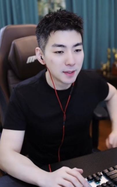 崔阿扎回应被催婚，得先有男朋友，木梳回应没结婚，会偷摸处个对象(图3)