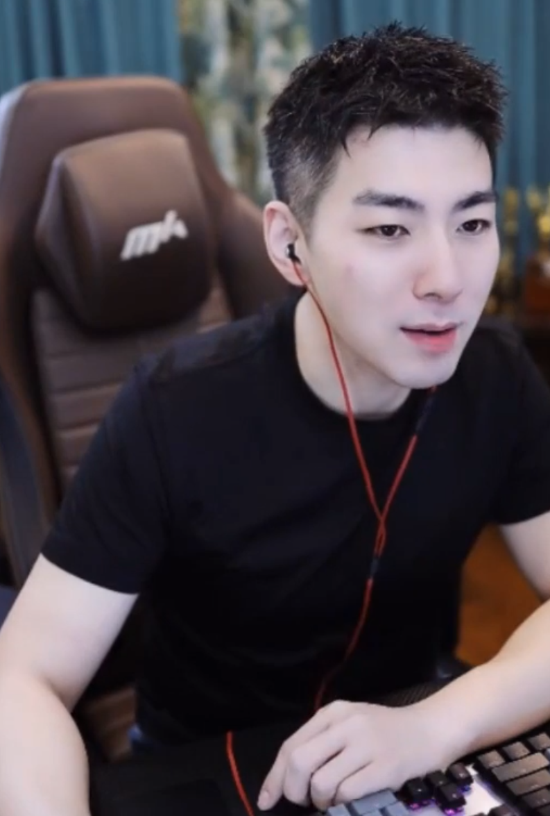 崔阿扎回应被催婚，得先有男朋友，木梳回应没结婚，会偷摸处个对象(图4)