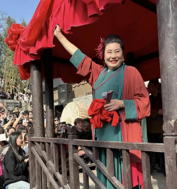 蹭流量被开封王婆赶下台?女网红遭受网暴回应,保留证据追究到底(图2)