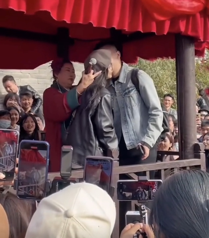 蹭流量被开封王婆赶下台?女网红遭受网暴回应,保留证据追究到底(图3)