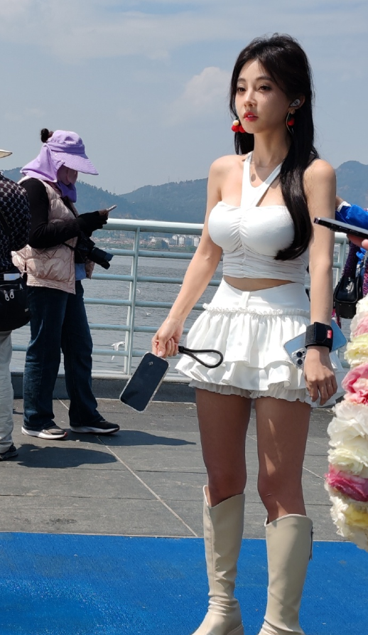 冯提莫晒泳装照“腰线”登上热搜?玄律谈在YY的未来,肯定会有打算(图4)