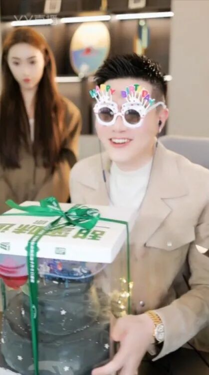 冯提莫晒泳装照“腰线”登上热搜?玄律谈在YY的未来,肯定会有打算(图6)