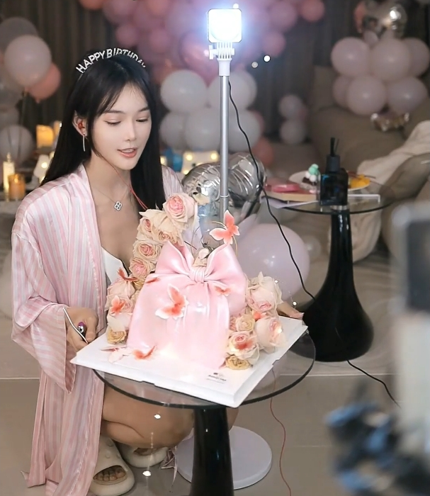 芮甜甜低调庆生,众大哥豪刷送名牌包,徐梦尧曝啧哥不玩YY了,已无联系(图1)