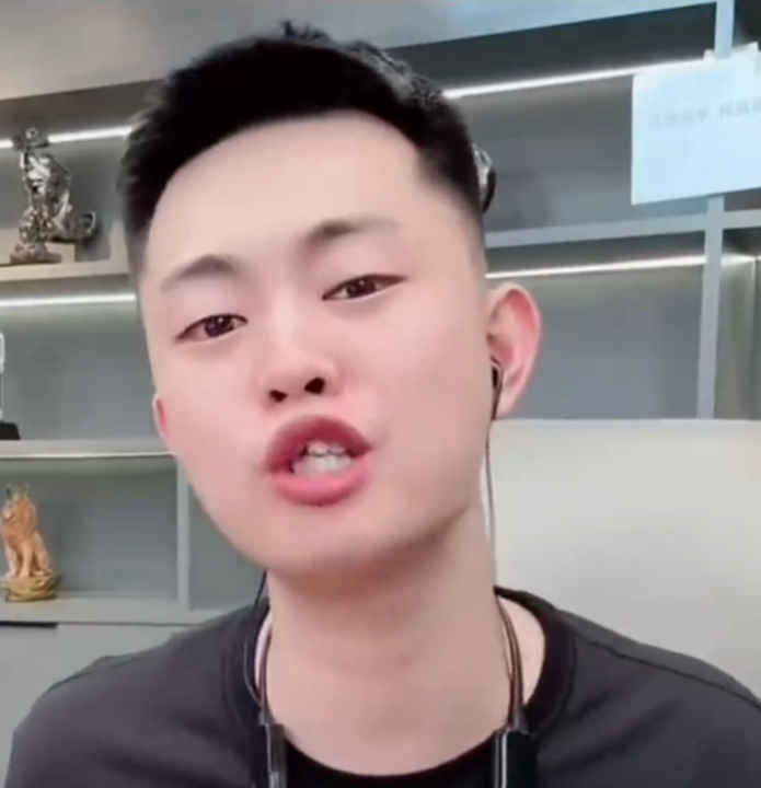 巴扎黑说二驴本来是可以回归的，梦瑶否认婚内出轨，当时还没在一起(图1)