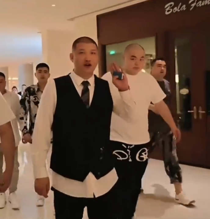 巴扎黑说二驴本来是可以回归的，梦瑶否认婚内出轨，当时还没在一起(图2)