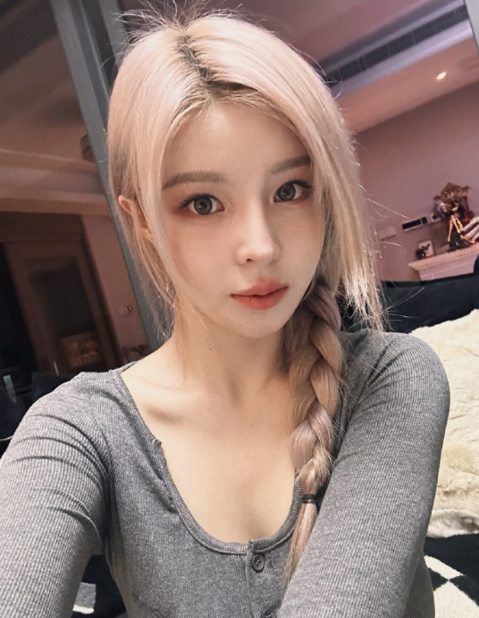 建议你还是把衣服穿上,苏恩闺蜜想要洗澡,担心窗户玻璃反光永封(图1)