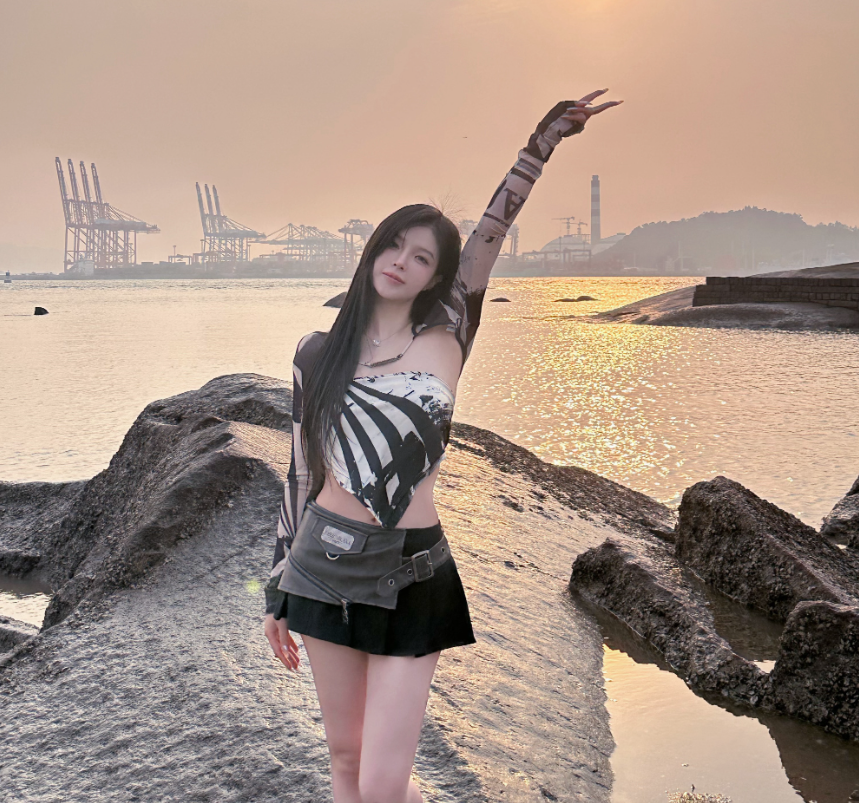 建议你还是把衣服穿上,苏恩闺蜜想要洗澡,担心窗户玻璃反光永封(图2)