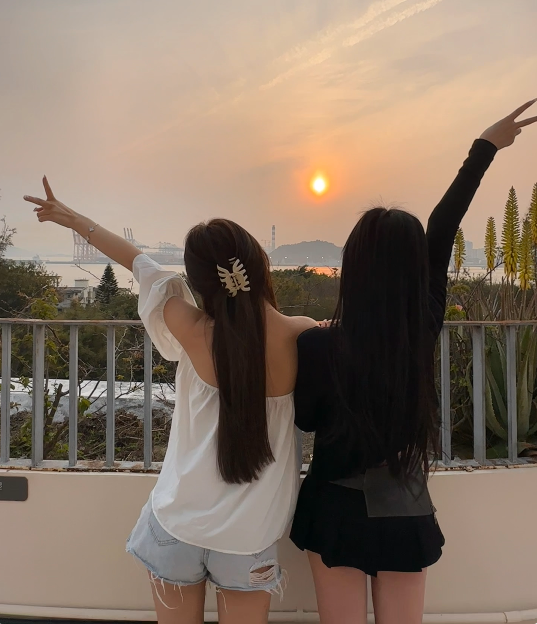 建议你还是把衣服穿上,苏恩闺蜜想要洗澡,担心窗户玻璃反光永封(图3)