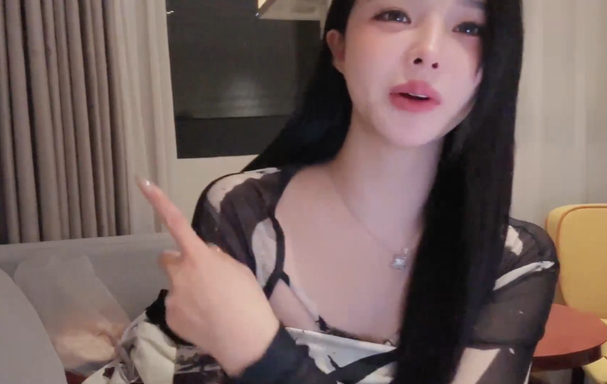 建议你还是把衣服穿上,苏恩闺蜜想要洗澡,担心窗户玻璃反光永封(图5)