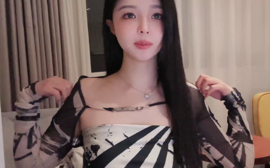 建议你还是把衣服穿上,苏恩闺蜜想要洗澡,担心窗户玻璃反光永封(图7)