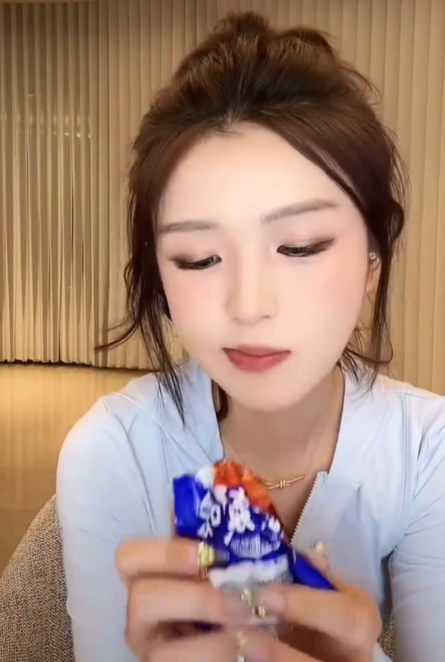 允恩刚玩网络被村头骂成J了,牌牌琦回应某团队碰瓷(图1)