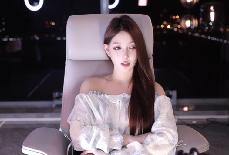 穿了4条裤子还扣我1分,米娜质疑超管针对,专门投屏看直播的吗(图2)