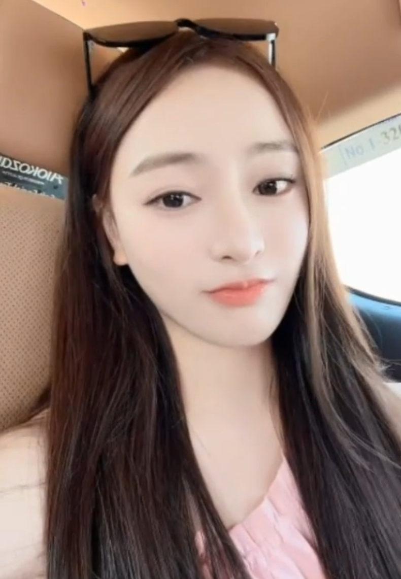 芮甜甜姐妹同框,承诺拉票给妹妹买车!文儿聚会地点公开,景色宜人(图3)