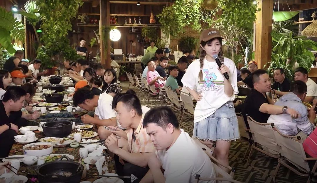 芮甜甜姐妹同框,承诺拉票给妹妹买车!文儿聚会地点公开,景色宜人(图4)