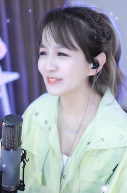 文儿提车宾利欧陆终于到手,YY女主播微凉承认,面部非原装(图1)