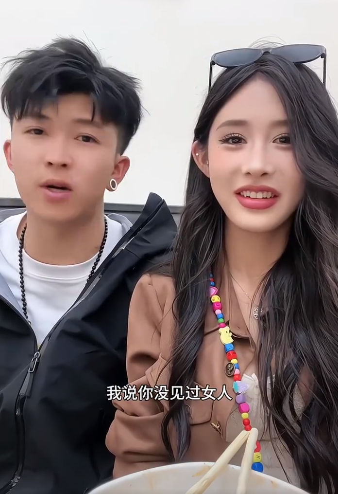 李嘉欣旅游被变态老头追着偷拍?浩南高度评价散打哥,但却看不懂他(图2)