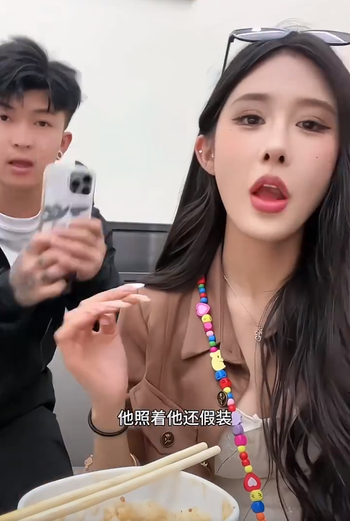 李嘉欣旅游被变态老头追着偷拍?浩南高度评价散打哥,但却看不懂他(图3)