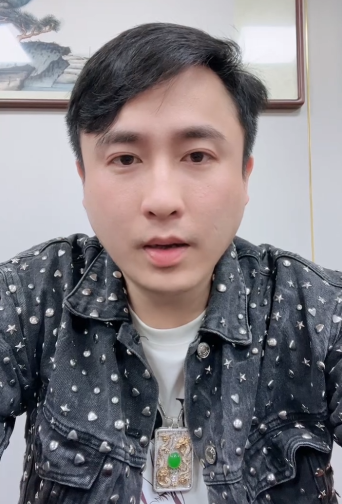 李嘉欣旅游被变态老头追着偷拍?浩南高度评价散打哥,但却看不懂他(图4)