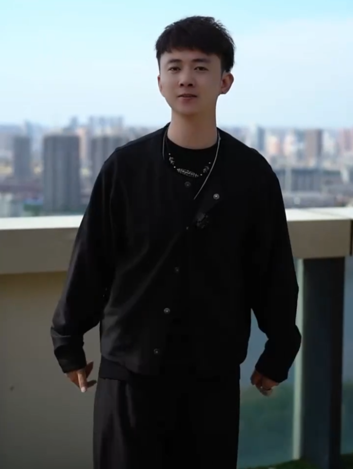 李嘉欣旅游被变态老头追着偷拍?浩南高度评价散打哥,但却看不懂他(图5)