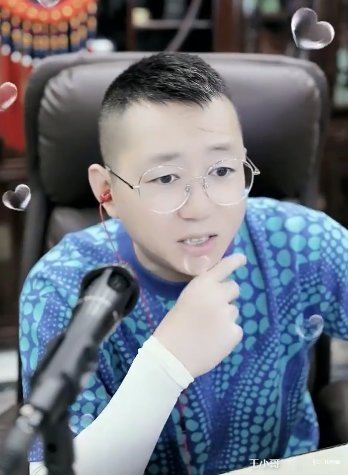 王小源非常佩服辛巴，挺给自己面子，变性网红黄析溪素颜被网友骂长丑(图1)