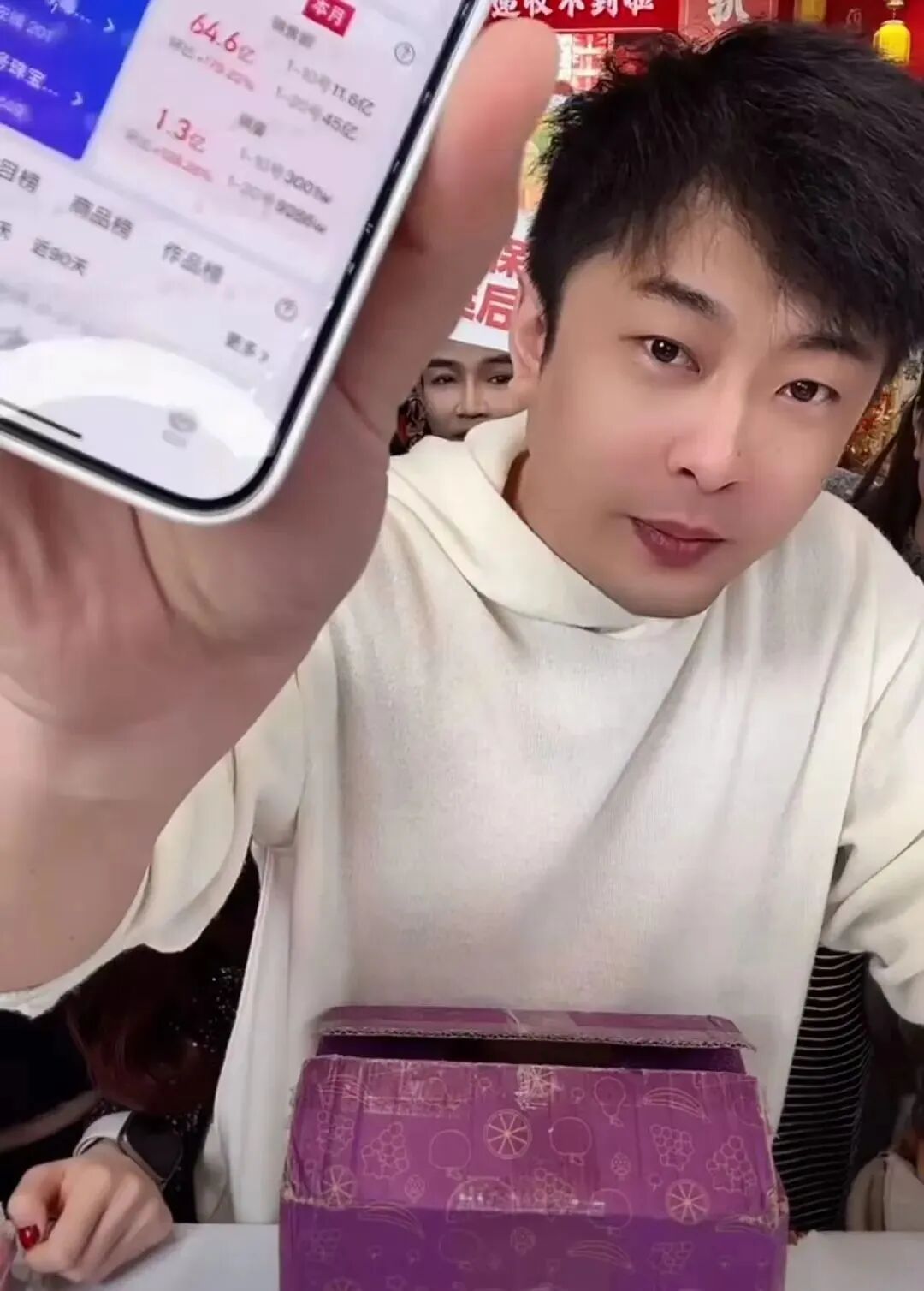 王小源非常佩服辛巴，挺给自己面子，变性网红黄析溪素颜被网友骂长丑(图2)