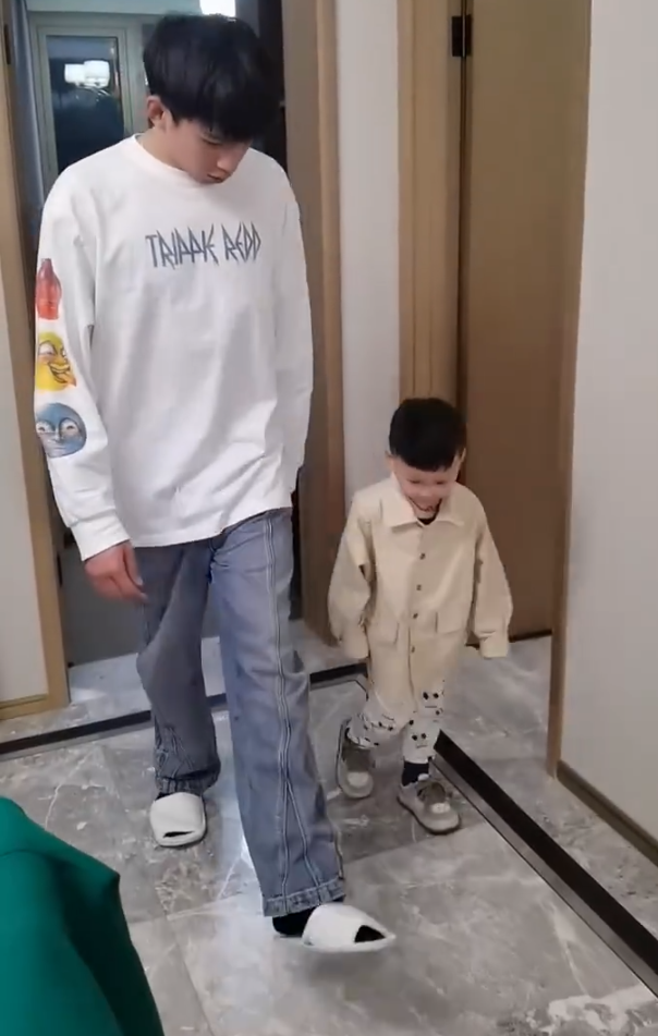 天佑儿子第一名考入国际学校,阿哲与YY最好协商,开辟童锦程一样的路(图1)