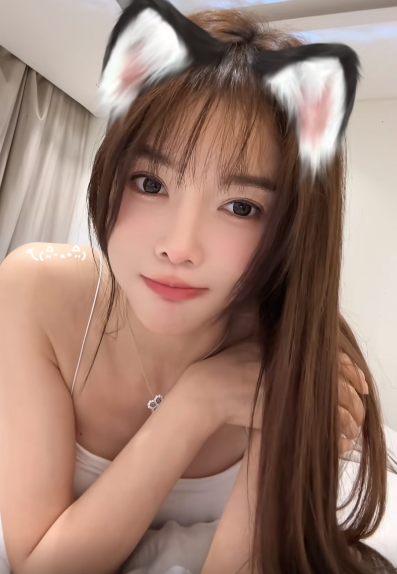 芮甜甜已经回国，午夜突然开播备战头条，美人哥给徐梦尧投“低保”(图1)