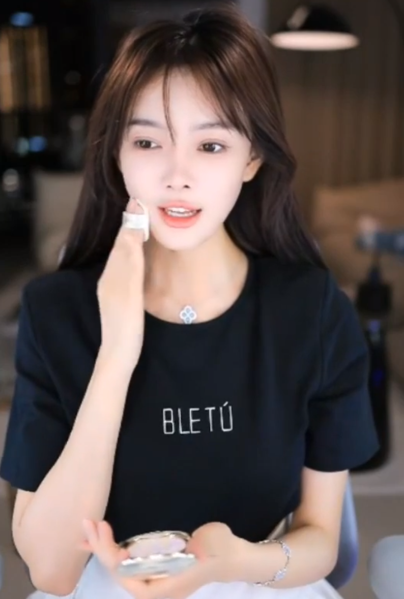 芮甜甜已经回国，午夜突然开播备战头条，美人哥给徐梦尧投“低保”(图2)