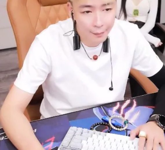 晓夏安雅琪刘夏天北京小聚，刘一手自曝ks收入给董莹莹换新车(图3)