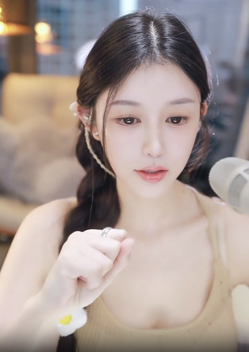 娱加睿廷正面硬刚,Zer锁定YY头条代言人?兰梦莎没把她放在眼里(图1)