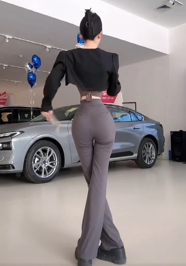 全网最细腰围女主播?一使劲儿真怕弄断!方丈李四重提当年“大赦天下”(图1)