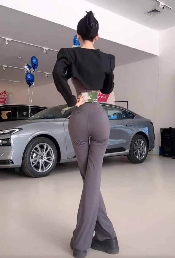 全网最细腰围女主播?一使劲儿真怕弄断!方丈李四重提当年“大赦天下”(图2)