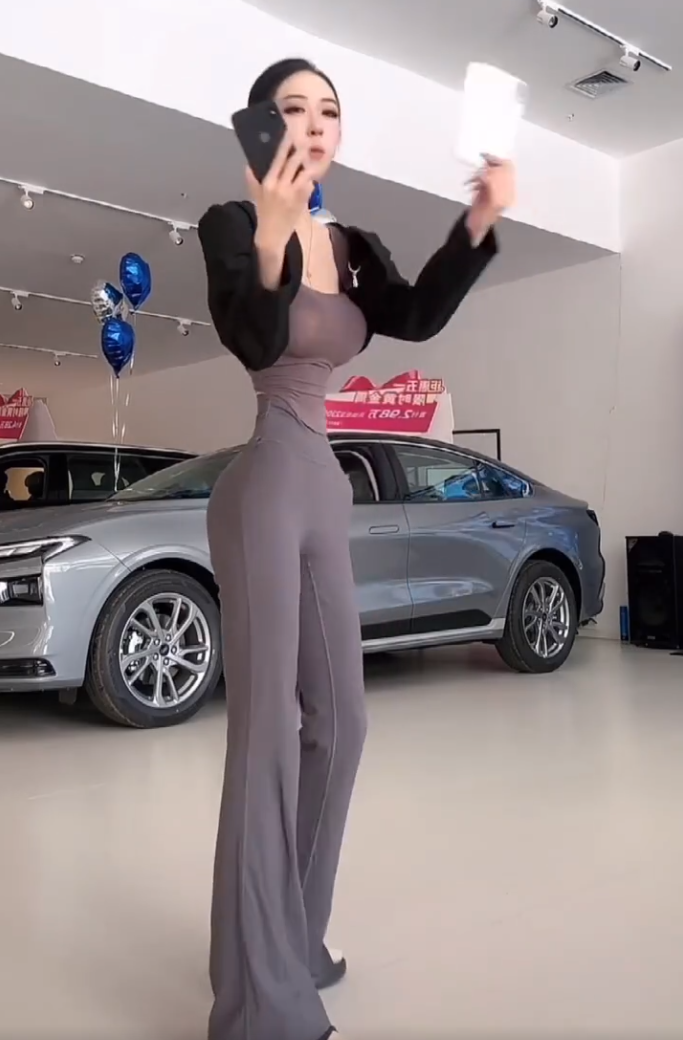 全网最细腰围女主播?一使劲儿真怕弄断!方丈李四重提当年“大赦天下”(图3)