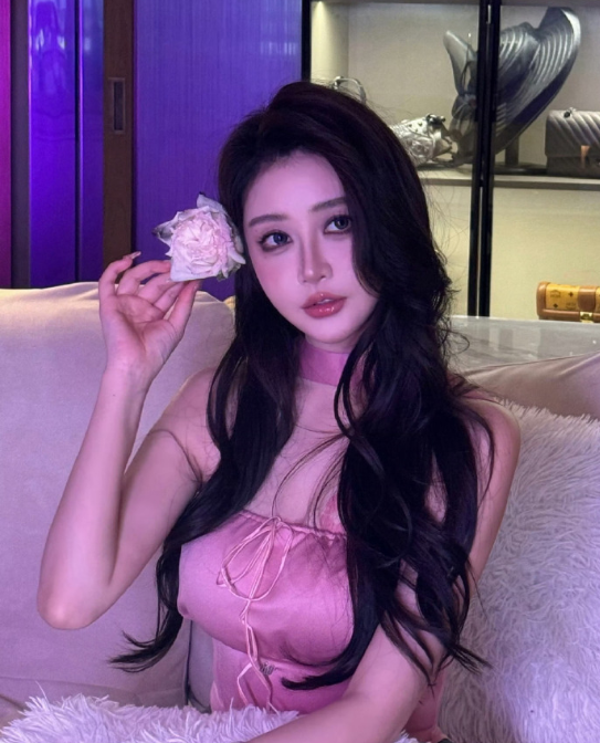 王小国官宣178新女友,散打哥喊话祁天道:24个月不分成必翻脸(图1)