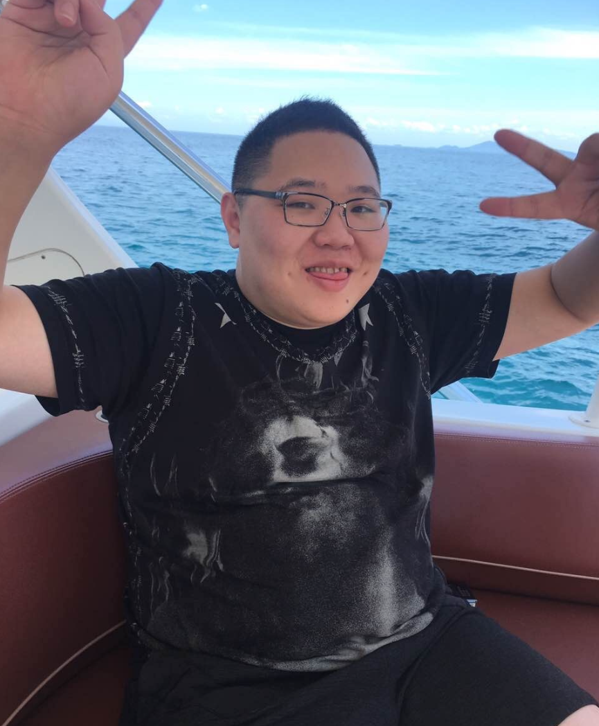 PDD停播后太能“跑”了，辗转各地疯狂旅游，与卢本伟澳门再被拍(图1)