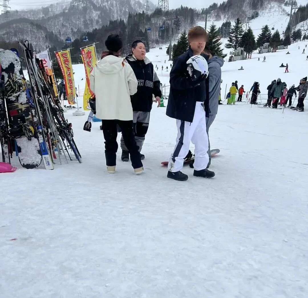 PDD停播后太能“跑”了，辗转各地疯狂旅游，与卢本伟澳门再被拍(图2)