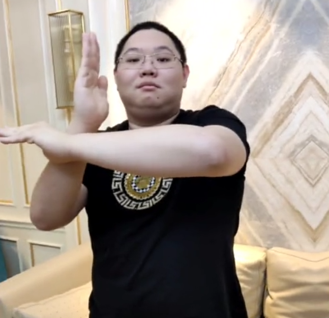 PDD停播后太能“跑”了，辗转各地疯狂旅游，与卢本伟澳门再被拍(图7)