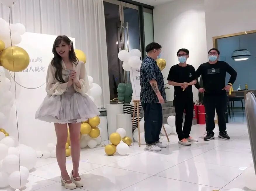 再穿“魔女耳环”战袍,米娜复播接连被警告,这撞衫撞得太形象了(图1)