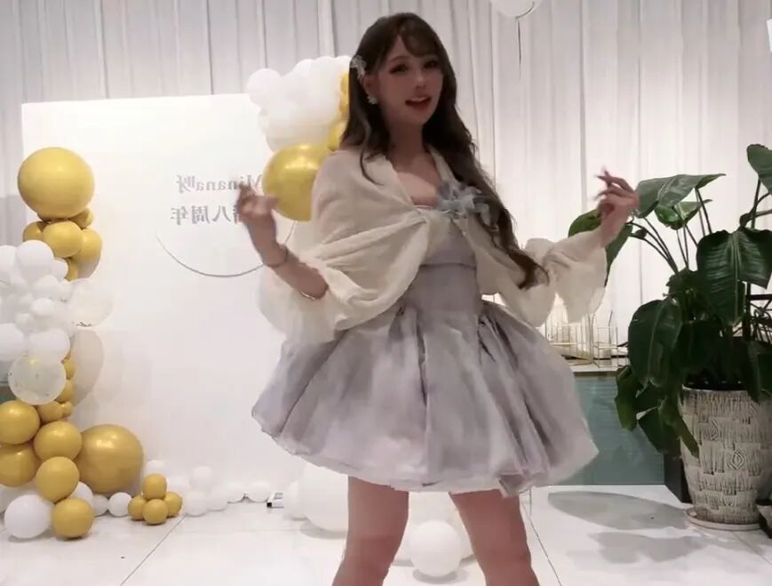 再穿“魔女耳环”战袍,米娜复播接连被警告,这撞衫撞得太形象了(图2)