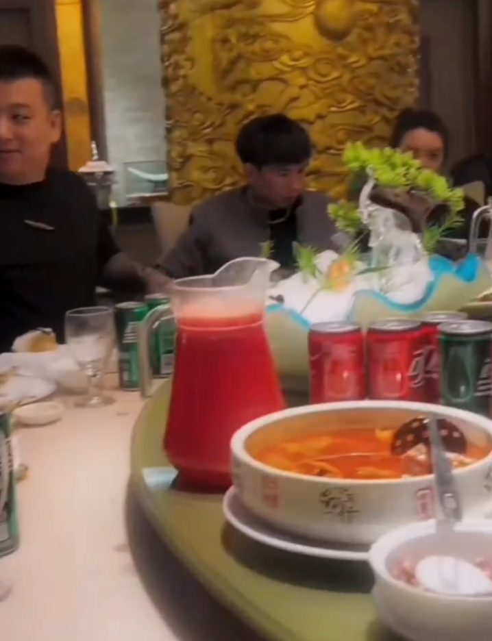 ​杭州饭局，李四花4万宴请天佑！散打哥发文警告，启动纸条神功(图2)