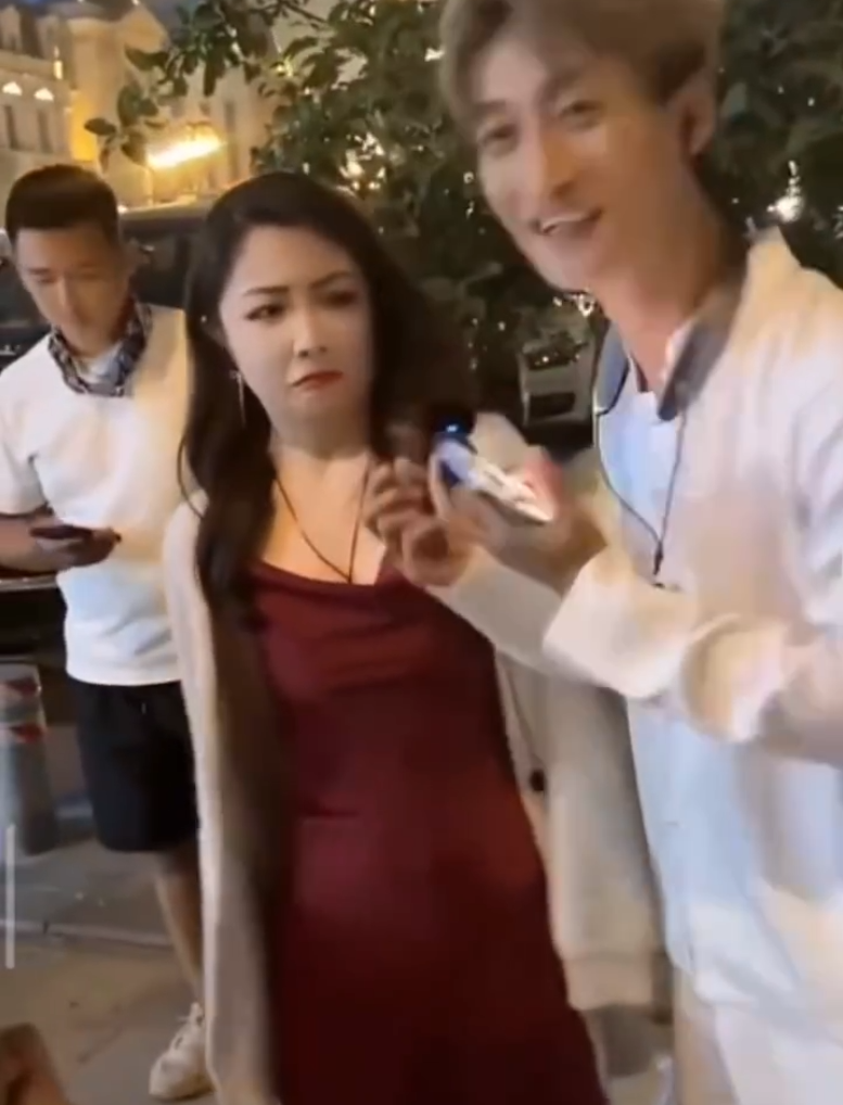 我直播间亲嘴不会被封,祁天道搭讪美女上手,遭对方男运营制止(图7)